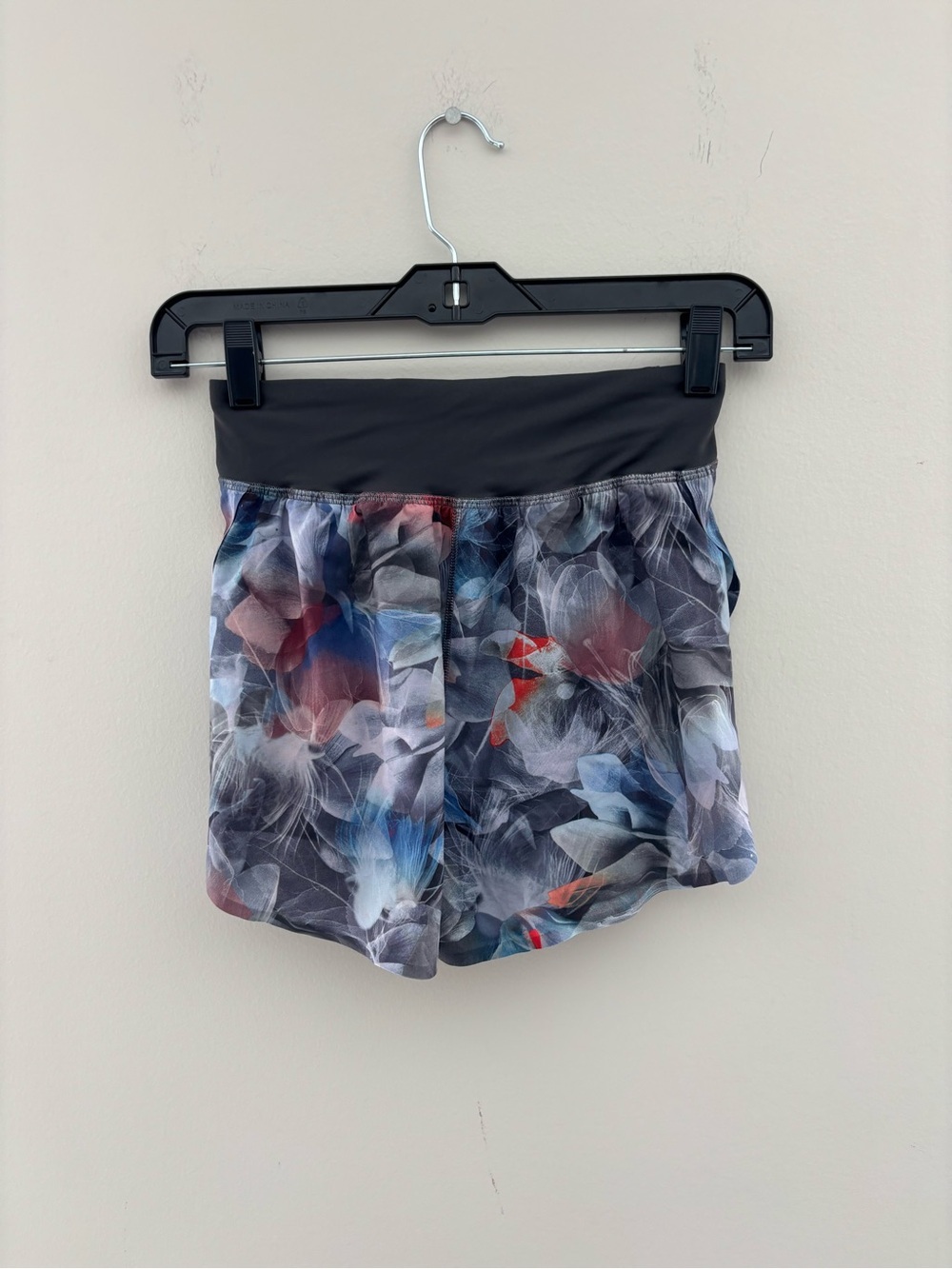 Lululemon Floral Print Running Shorts Black Waistband Athletic Activewear - Picture 3 of 5